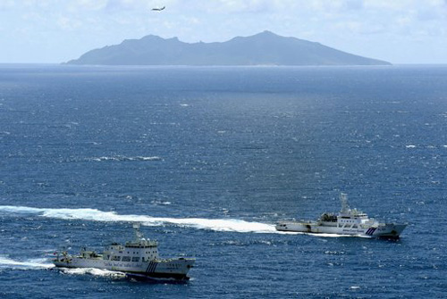 Tàu Hải giám Trung Quốc và tàu của lực lượng bảo vệ bờ biển Nhật Bản gần đảo tranh chấp Senkaku/Điếu Ngư